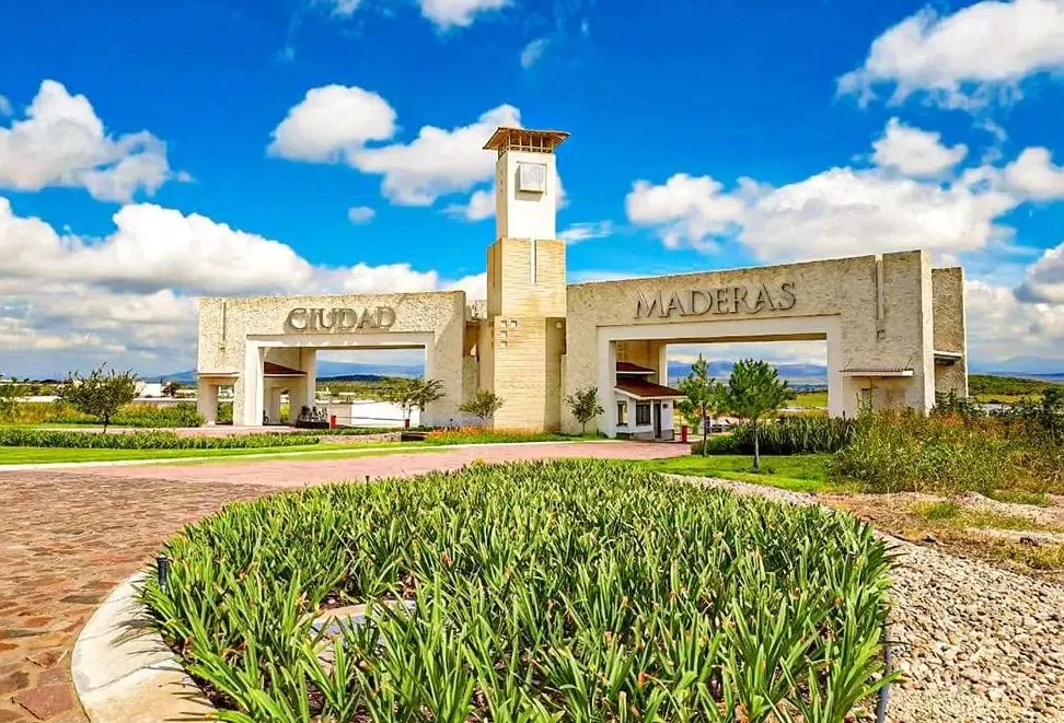 Entrada Ciudad Maderas